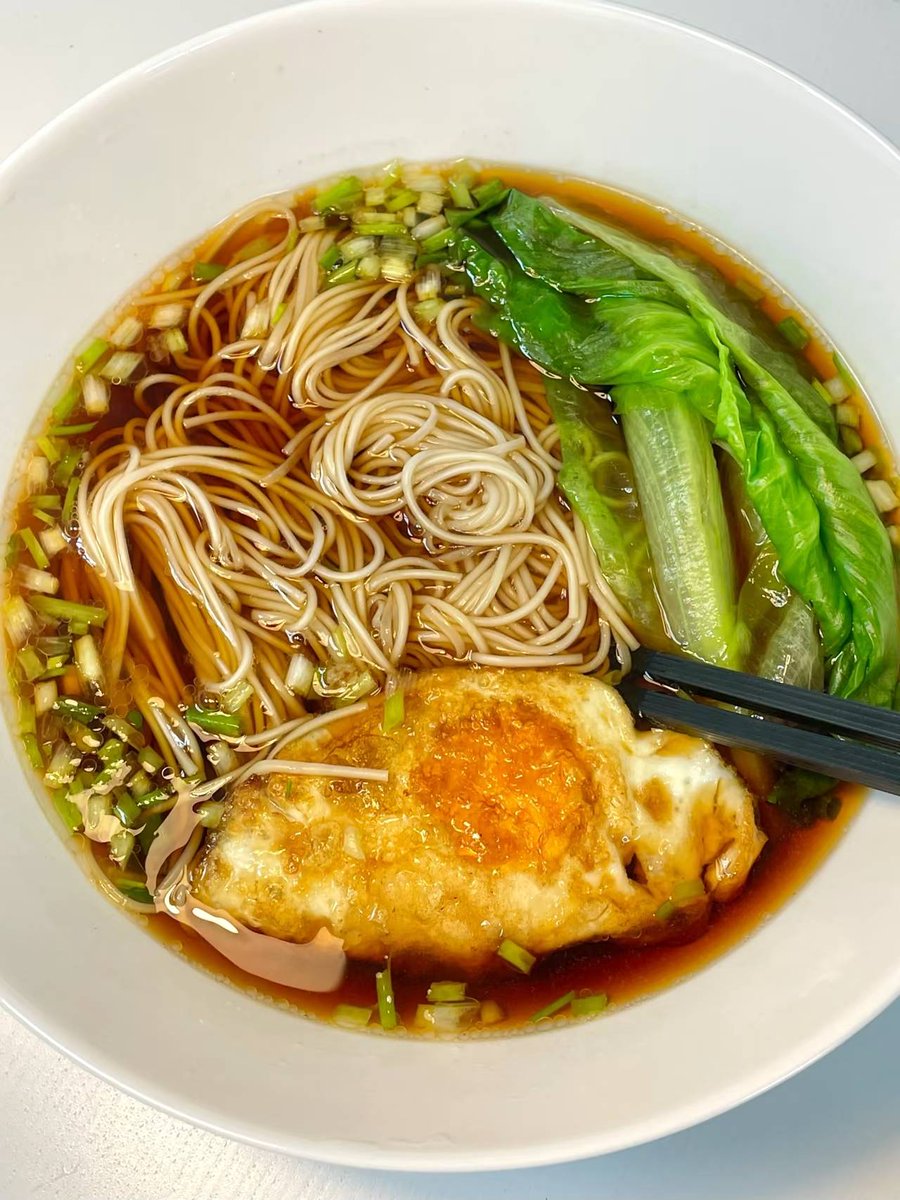 ameauto1370's tweet photo. Late night noodles, warm soy sauce broth, and quiet hum of the kitchen—just what a tired soul needs after a long day. ， https://t.co/0tnjYslrCP