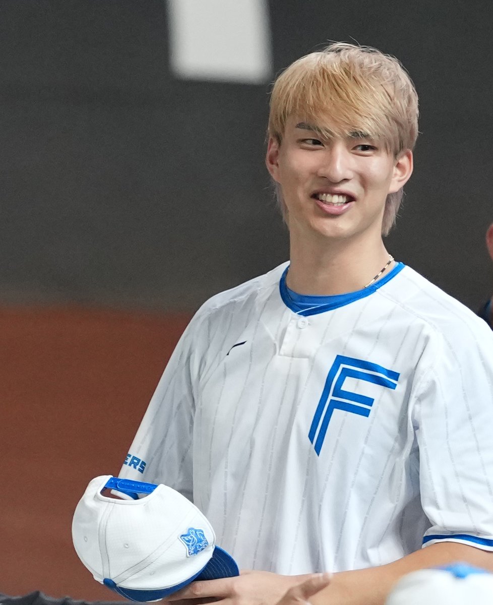SnFighters's tweet photo. 試合練習に眩しいほどの金髪になって現れた ＃達孝太 投手。
#lovefighters https://t.co/WG29J6gQp0
