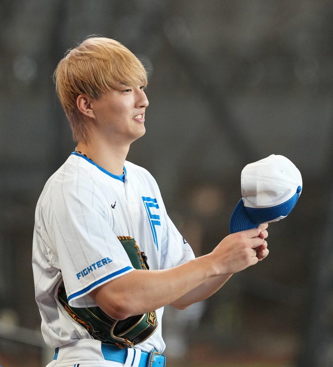 SnFighters's tweet photo. 試合練習に眩しいほどの金髪になって現れた ＃達孝太 投手。
#lovefighters https://t.co/WG29J6gQp0