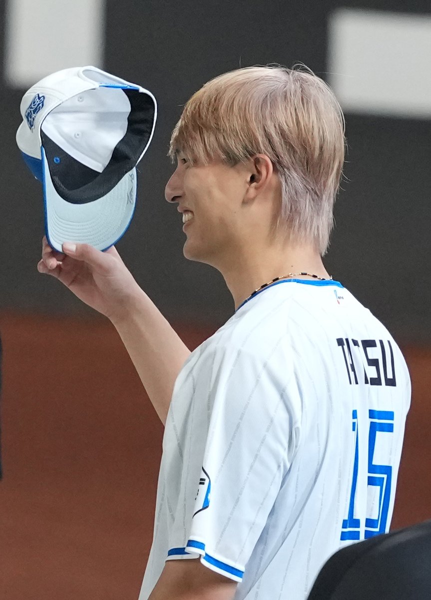 SnFighters's tweet photo. 試合練習に眩しいほどの金髪になって現れた ＃達孝太 投手。
#lovefighters https://t.co/WG29J6gQp0