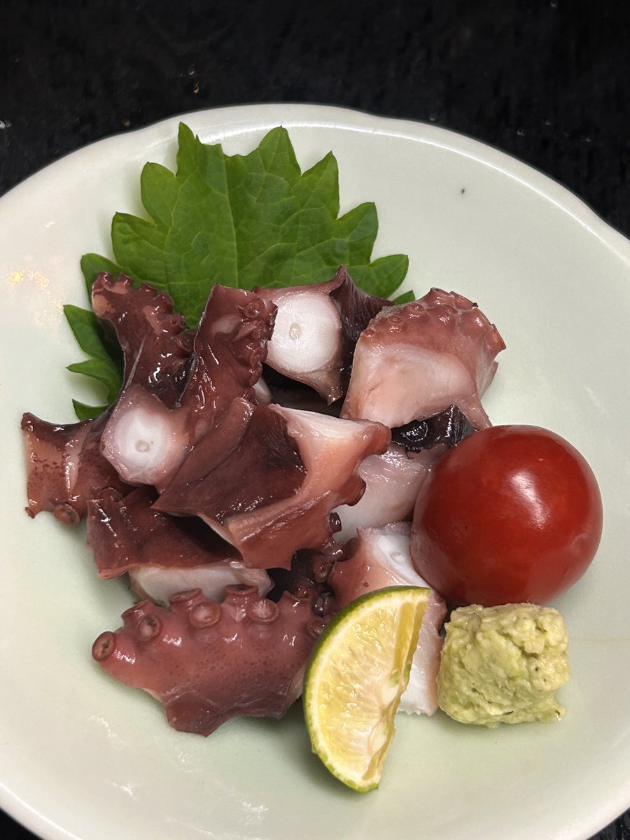 SimantoTeradaya's tweet photo. 本日のおすすめ「明石タコぶつ」
旬の明石タコ🐙
定番にわさび醤油でも、ごま油+塩でもおすすめです！

昨日は売り切れてしまいましたが、今日はカツオも入荷しております！

本日もお待ちしております🥳

#四万十寺田屋 #寺田屋 #明石タコ #タコぶつ #カツオ https://t.co/6bDNEI5kyS