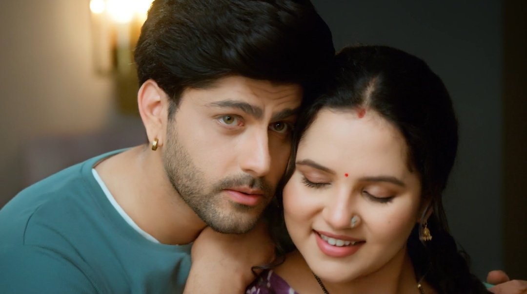 sakmuse's tweet photo. WTH... I was literally blushing throughout yesterday's episode... The episode was so so pyaara ..🥹 Mera abhi tak dil nahi bhara .. I'm literally watching it on repeat .. 😭🤏🏻❤️ The way Dev was teaching Vasu the meaning of "I Love You" like the world's patient tutor...🥹
#Vasudha https://t.co/RpiAclo7gZ