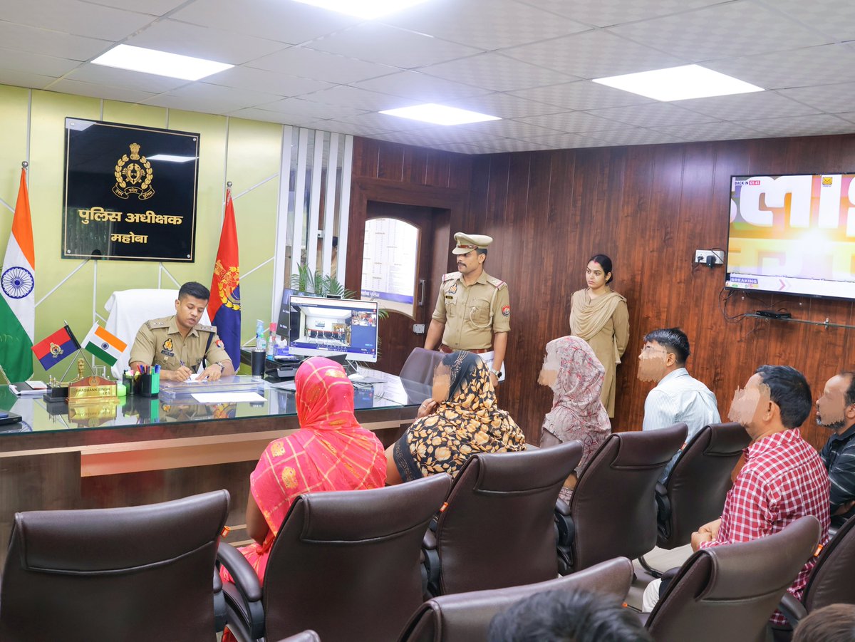 mahobapolice's tweet photo. 🔹 पुलिस अधीक्षक महोबा श्री शशांक सिंह @shashsinghips द्वारा पुलिस कार्यालय महोबा में Google Meet के माध्यम से वर्चुअल जनसुनवाई का आयोजन किया गया, जिसमें जनपद के समस्त क्षेत्राधिकारी, थाना प्रभारी एवं अन्य संबंधित पुलिस अधिकारीगण सम्मिलित हुए।
🔹 जनसुनवाई के दौरान प्राप्त शिकायतों एवं प्रार्थना पत्रों का गंभीरतापूर्वक परीक्षण करते हुए शिकायतकर्ताओं की समस्याओं को संवेदनशीलता एवं प्राथमिकता के साथ सुना गया।
🔹 प्रत्येक प्रकरण की प्रगति की समीक्षा करते हुए संबंधित थाना प्रभारियों से सीधे संवाद स्थापित किया गया तथा शिकायतों के पारदर्शी, गुणवत्तापूर्ण, निष्पक्ष एवं समयबद्ध निस्तारण सुनिश्चित किए जाने हेतु आवश्यक दिशा-निर्देश प्रदान किए गए।

#UPPolice #MahobaPolice
#PublicGrievance