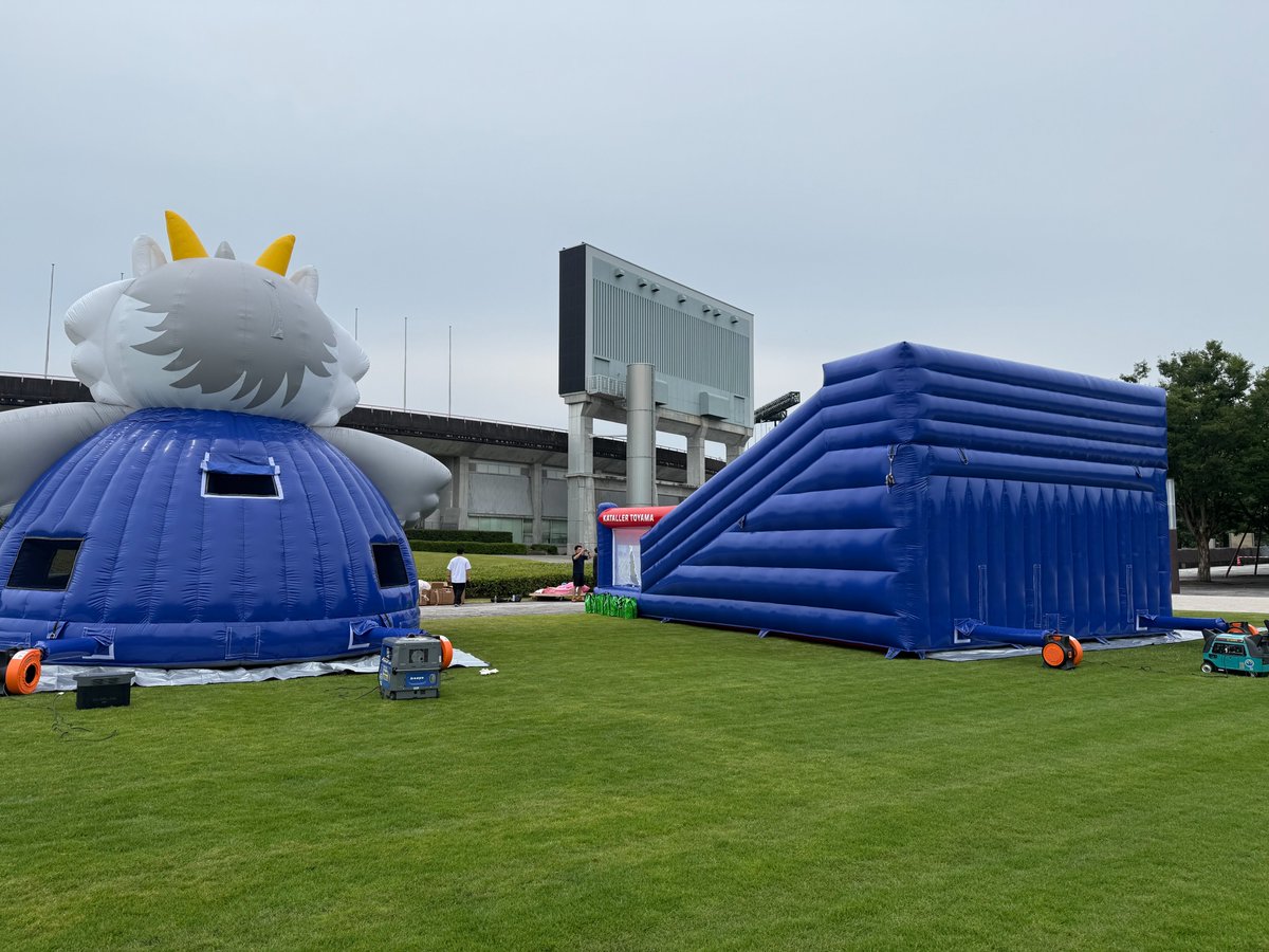 katallertoyama's tweet photo. ＼これは遊びたくなる…！🔥／

カターレ富山のエア遊具が2026/27シーズンからパワーアップ😆✨

跳んで、走って、滑って！！思いっきり遊べる！
子どもたちの笑顔があふれるスタジアムへ💙

ぜひ、県総へご来場ください✨

#カターレ富山 https://t.co/AlxbQh7kVK