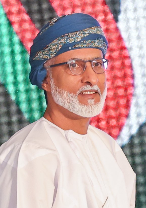 alamaliktsaad's tweet photo. 🔴 معالي الشيخ سالم بن مستهيل المعشني: ما جسده العُمانيون في حملتي أحمد العجمي وسالم الشيدي نموذجٌ وطني يُجسد قيم التكافل والتراحم

⭕️ أشاد معالي الشيخ سالم بن مستهيل المعشني بالمواقف الإنسانية التي سطرها أبناء سلطنة عُمان خلال حملتي علاج الطفلين أحمد العجمي وسالم الشيدي، مؤكدًا أن ما تحقق يعكس أصالة المجتمع العُماني وروح التكافل التي عُرف بها.

⭕️ وأكد معاليه أن الأعمال الخيرية يجب أن تبقى خالصةً لوجه الله تعالى، بعيدًا عن الرياء أو المزايدات، مشيرًا إلى أنه فضّل عدم الإفصاح عن قيمة مساهمته الشخصية إيمانًا بأن الإخفاء أقرب إلى الإخلاص.

⭕️ كما دعا إلى عدم تسييس أو تجيير هذه المبادرات الإنسانية أو استثمارها في أي اعتبارات شخصية أو مناطقية أو قبلية، مؤكدًا أنها تمثل موقفًا وطنيًا جامعًا جسد وحدة المجتمع العُماني.

⭕️ واختتم بيانه بالدعاء للطفلين أحمد العجمي وسالم الشيدي بالشفاء العاجل، وأن يديم الله على سلطنة عُمان نعمة التراحم والتكافل في ظل القيادة الحكيمة لحضرة صاحب الجلالة السلطان هيثم بن طارق المعظم – حفظه الله ورعاه.

#عالم_الاقتصاد
