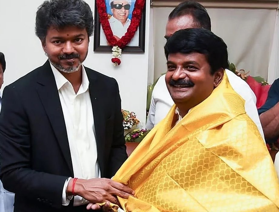 _kabilans's tweet photo. முதல்வர் விஜய் செய்திருப்பது மிகப்பெரிய பிழை. 

அதிமுகவின் ஊழல் பாவங்களை எல்லாம் விஜய் ஏற்றுக் கொண்டிருக்கிறார், விஜயபாஸ்கர் எல்லாம் உங்களது கட்சிக்கு தேவையா.? மக்கள் எதை நம்பி உங்களுக்கு வாக்களித்தார்கள் ? 

ஊழல் செய்து ஊழல் வழக்கு நிலுவையில் இருக்கும் இந்த நபர்கள் எல்லாம் உங்களது கட்சிக்கு தேவையா ?? 

ஊழல் செய்ய மாட்டோம் ஊழல் செய்தவர்களையும் விட மாட்டோம் என்று சொன்னீர்களே ? விஜய பாஸ்கரின் ஊழல் வழக்கை எப்படி உங்களது கட்சி இனி எதிர் கொள்ளும் ? 

விஜய பாஸ்கர் இல்லாவிட்டாலும் உங்களை நம்பும் மக்கள் உங்களை முதல்வராக அமர வைக்க தயாராக இருக்கிறார்கள். ஆனால் நீங்கள் ஊழல் கரை படிந்த நபர்களை எல்லாம் உங்களது கட்சிக்குள் இணைத்துக் கொண்டிருக்கிறீர்கள். 

உங்களது பலமே உங்களது ரசிகர்களாகிய தொண்டர்கள் மட்டுமே. மாற்றுக் கட்சியில் இருந்து வந்த ஊழல் பெருச்சாளிகள் அல்ல

தமிழ் நாட்டு மக்கள் உங்களை நம்பியது கடந்த ஆட்சிகளில் நடந்த ஊழல் மற்றும் நிர்வாக சீர்கேடு உங்களிடம் இருக்காது என்பதால் தான், ஆனால் ஊழல் செய்து மக்களை சுரண்டிய நபர்களை கட்சிக்குள் சேர்த்துக் கொண்டு எப்படி ஆட்சியை நடத்த முடியும்..? நாளை இந்த வழக்கில் அவர் தண்டிக்கப்படுவதையும் நீதி கிடைப்பதையும் யார் இனி உறுதி செய்வது ?? 

உங்களை நம்பும் மக்களின் குரலை முதலில் கேளுங்கள் ( மீண்டும் செல்கிறேன் உங்களது பலம் உங்கள் ரசிகர்கள் &  தன்னலற்ற தொண்டர்கள் ) மட்டுமே 

முதல்வர் அவர்களே கொஞ்சம் சிந்தித்து செயல்படுங்கள்.

@TVKVijayHQ @CMOTamilnadu