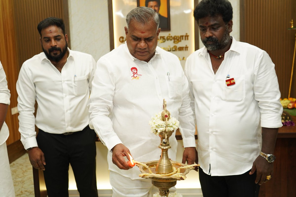 EcrPSaravanann's tweet photo. *மாண்புமிகு தமிழ்நாடு முதலமைச்சர்* அவர்களின் வாழ்த்துக்களுடன்,

இன்று (02.07.2026) வியாழக்கிழமை,

*மாண்புமிகு ஊரக வளர்ச்சி மற்றும் நீர்வளத்துறை அமைச்சர் திரு.N.ஆனந்த் MLA* அவர்கள், சென்னை OMR சாலையில் அமைந்துள்ள, *சோழிங்கநல்லூர் சட்டமன்ற உறுப்பினர் அலுவலகத்தை* குத்து விளக்கு https://t.co/DiJFiufs7Q