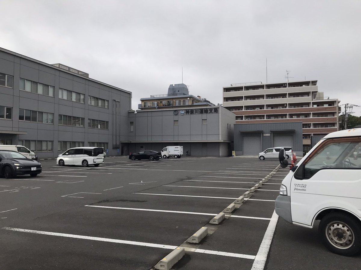 tebukuro7188's tweet photo. 1ヶ月くらい前から車検場のここにガムテープが落ちてるんですけど💢💢 https://t.co/BDQcPppsY1