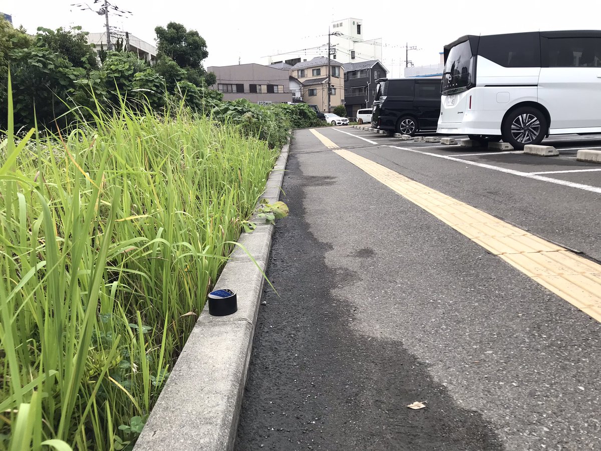 tebukuro7188's tweet photo. 1ヶ月くらい前から車検場のここにガムテープが落ちてるんですけど💢💢 https://t.co/BDQcPppsY1