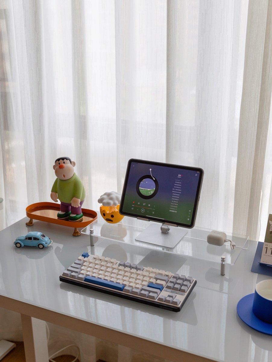 PaulMears8's tweet photo. Transform your desk into a cozy productivity nook—one small potted plant, a minimalist notebook and soft desk lamp make all the difference for focused work days. https://t.co/T7byQK2TgS