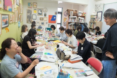 galleryvie's tweet photo. はてなブログに投稿しました

2026年6月20日（土）イラストじっくりコース・福田利之先生の授業内容を「絵話塾だより｣に更新しました。

ミクストメディアのワークショップをしました。

https://t.co/BoMzuG0qgA
#はてなブログ 
＃イラストじっくりコース
＃絵話塾
＃福田利之
＃イラストじっくり https://t.co/q8Jfq67wZM