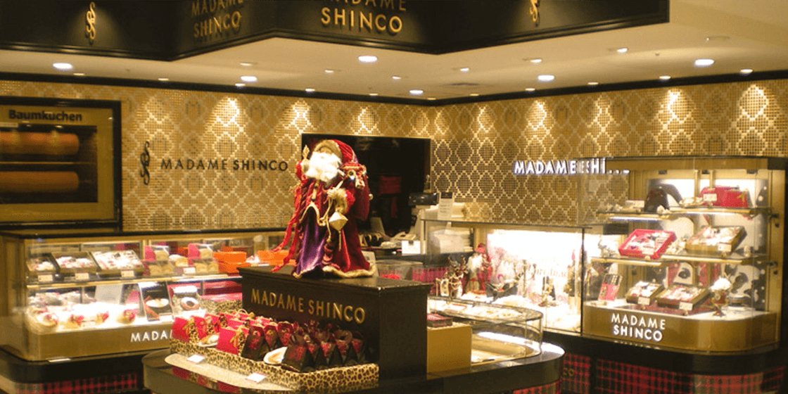 otokura_mirror's tweet photo. デレミュで大阪にやってくるPさん達へ
大阪の「マダムシンコ大丸梅田店」には特定のPを狙い打ちしたようなバウムクーヘンがあるので、良かったら食べてみてね！
新大阪改札内にも売ってるので遠征帰りに寄ってみるのもアリです！
(集貝はなさんにも届くといいなあ…) https://t.co/QKepoaY36j