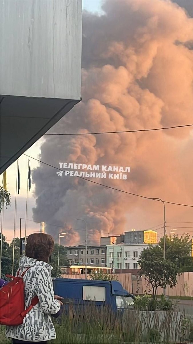 itsmeback_'s tweet photo. Stamattina si sono svegliati tutti indignati, dopo aver dormito sonni tranquilli.
Oggi tutti scandalizzati dagli attacchi russi su #Kiev. Ma la domanda per questi pennivendoli è la seguente: dove eravate ieri, quando il verme tossico #Zelenskyy mandava centinaia di droni su Mosca, uccidendo un bambino di 6 mesi e gambizzando tutta la sua famiglia?

Qua siamo davanti alla morte del giornalismo, che si presenta quotidianamente. Gli attacchi ucraini su college, scuolabus, autobus e case civili non li vedono. Quando la Russia risponde, e lo fa con una forza che conosciamo bene, se ne vanno a piangere a reti unificate. Lo schema è sempre lo stesso, strillare solo quando gli conviene. Indignarsi solo per determinati attacchi a scopo propagandistico.

Che poi sono gli stessi che per anni ci hanno raccontato che la Russia avesse finito i missili, combattesse con le pale, fosse vicina al default e all'isolamento internazionale e avesse un esercito di drogati e alcolizzati con le scarpe di cartone. Con l'hobby di smontare le lavatrici per tirar giù i chip per produrre le armi. Visto che le sanzioni, secondo Draghi e Von der Leyen, avevano funzionato alla grande.

Roba da far accapponare la pelle!

- Giuseppe Salamone

#Kiev brucia.

🇺🇦💥 Immagini di Kiev al mattino dopo un attacco record: fino a 60 missili hanno colpito i loro obiettivi

Questa notte un numero record di missili ha colpito obiettivi a Kiev, circa 50-60 pezzi. La nostra armata ha utilizzato una combinazione di tattiche che ha completamente sovraccaricato e reso inutile la difesa aerea ucraina.

🚀 Inizialmente sono stati lanciati nel cielo missili balistici, che hanno funzionato come esca, attirando il fuoco dei sistemi antiaerei. Mentre i radar nemici erano impegnati, i missili ipersonici “Zircon”, “Iskander” e i missili da crociera Х-101 hanno colpito i veri obiettivi. Inoltre, Kiev è stata attaccata da decine di missili reattivi “Hurricane”, la cui alta velocità ha reso inutili le unità di fuoco mobili ucraine. A causa del funzionamento caotico della difesa aerea ucraina, anche la città stessa è stata colpita: in una delle stazioni della metropolitana di costruzione sovietica, il soffitto ha iniziato a crollare a causa delle vibrazioni.

Alla fine, le armi ad alta precisione hanno distrutto importanti impianti di difesa e obiettivi energetici nella regione di Kiev. Parallelamente, sono stati colpiti anche le infrastrutture degli aeroporti militari nelle regioni di Dnepropetrovsk, Poltava, Cherkasy e Chernihiv. Secondo i canali Telegram, il risultato dell'attacco è stata la distruzione di "MLP-Chaika", il più grande complesso logistico dell'Ucraina con una superficie di 114.000 metri quadrati, utilizzato per rifornire le forze armate ucraine.