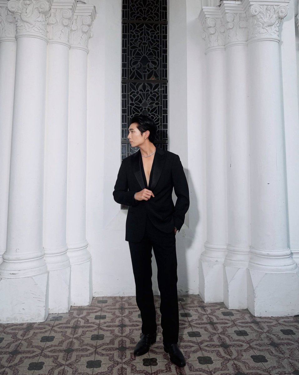 _24News_'s tweet photo. #Spotted: มิว ศุภศิษฏ์ ในลุคเครื่องประดับจาก FRED Jewelry ในงาน Dom Pérignon ที่สิงคโปร์

#FREDJewelry #FREDParis #Force10 #MewSuppasit

เมื่อวันที่ 29 มิถุนายนที่ผ่านมา มิว ศุภศิษฏ์ ปรากฏตัวในงาน Dom Pérignon ที่สิงคโปร์ ด้วยลุคมิกซ์แอนด์แมตช์เครื่องประดับไอคอนิกจากคอลเล็กชั่น Force 10 ของเมซง FRED ที่สะท้อนความคิดสร้างสรรค์อันเป็นเอกลักษณ์และเป็นสัญลักษณ์ของความกล้า โดดเด่นด้วยตัวเรือนทองคำสีไวท์โกลด์ประดับเพชรช่วยขับลุคของมิวให้ยิ่งเปล่งประกาย