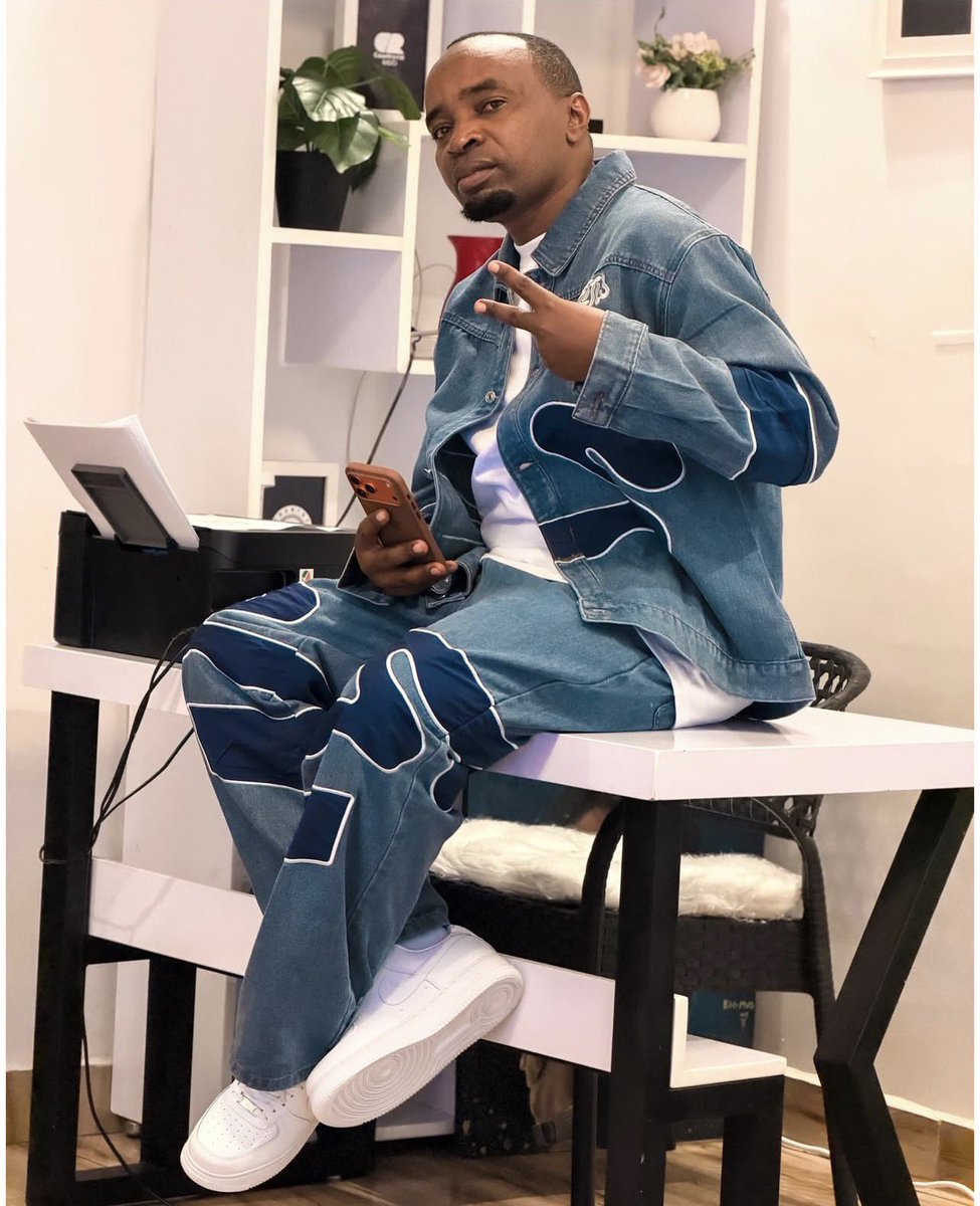 Inyarwandacom's tweet photo. Nyuma yo kwandika aha ikaze Coach Gael mu muryango w’abakunzi ba @TheBen250, Noopja yongeye akoza ibaba muri wino avuga ko umuntu wese uzarwanya Coach Gael nawe azamurwanya.

Mu butumwa bwe, yagize ati “Umuntu uzongera kuvuga nabi umushoramari mugenzi wanjye @coachgaelk tuzaba abanzi.”

Aba bagabo bigeze kurebana ay’ingwe ubwo Coach Gael yasinyishaga Element muri 155am nyuma y’uko yari atangiye kwandikira izina muri Country Records ya Noopja. 

#inyarwanda #inyarwandatrends #inyarwandanews