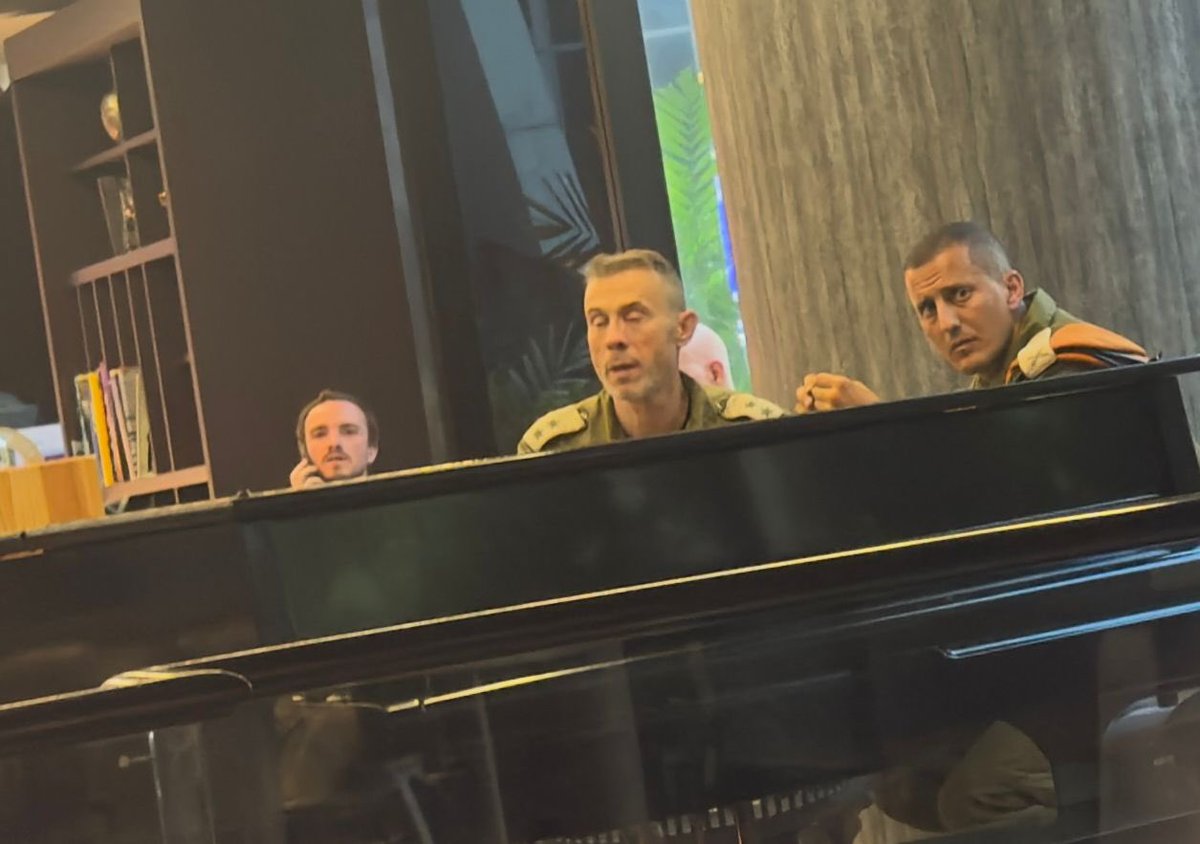 aapayes's tweet photo. Llegaron los terroristas sionistas israelíes a Venezuela 

🇻🇪👉Que diría el Comandante Chávez si estuviera viendo estás denigrante imágenes del ejército terrorista israelí en Caracas, Chacao 

«Malditos sea el estado de Israel, maldito sea.. » https://t.co/LEBSoq5QV2
