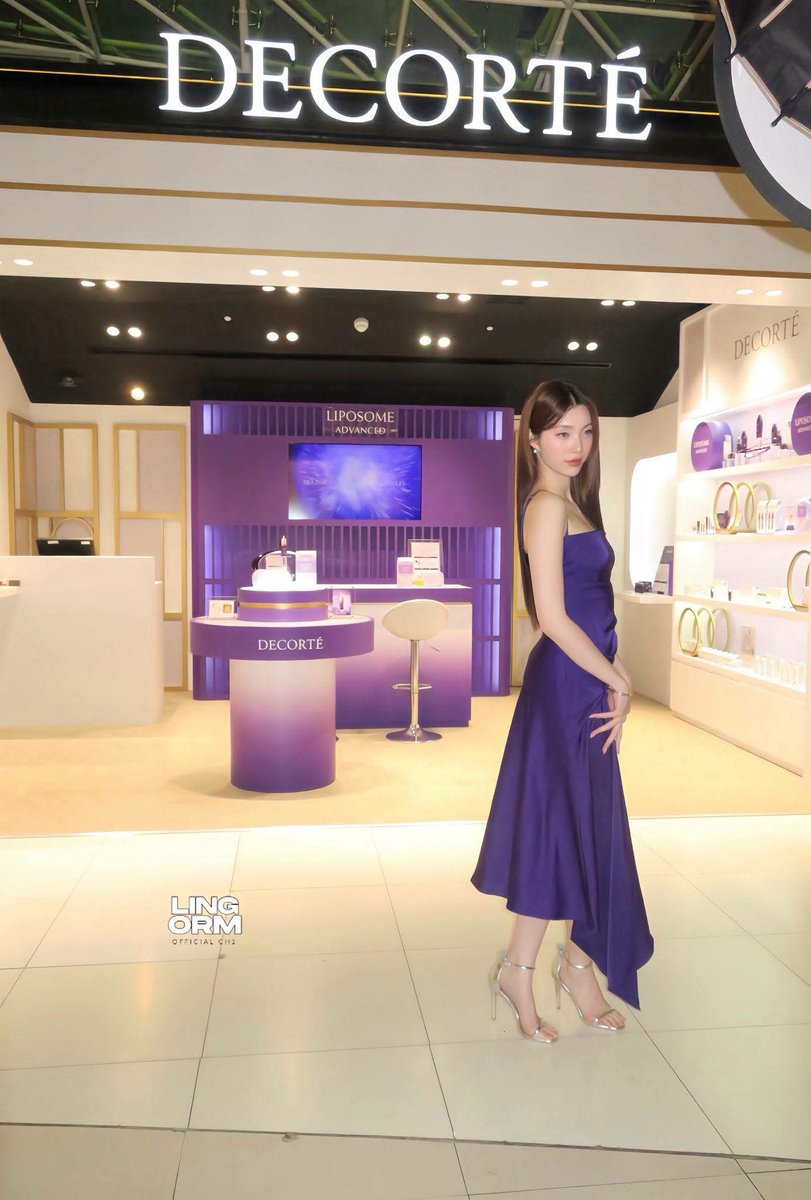 LinhLinh291185's tweet photo. Orm Kornnaphat đã xuất hiện rồi đây ❤️❤️❤️

ORM FRIEND OF DECORTÉ
#DecorteXOrmKornnaphat
#OneDropOneJourney
#OrmKornnaphat #ออมกรณ์��ภัส
#OrmKornVN https://t.co/zPAMr1Zolg