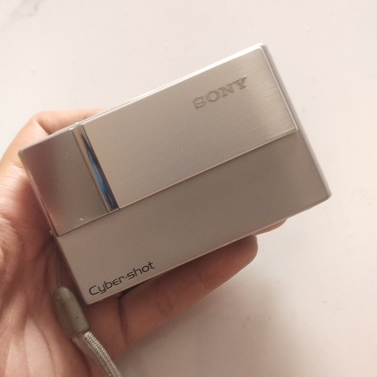 anyagoestoptn's tweet photo. wts digicam, gatau nyala atau ga soalnya gada batre. Sony Cybershot DSC-T10 350k negoable. Manual, oren on (medan) https://t.co/SJ5c3VisyB