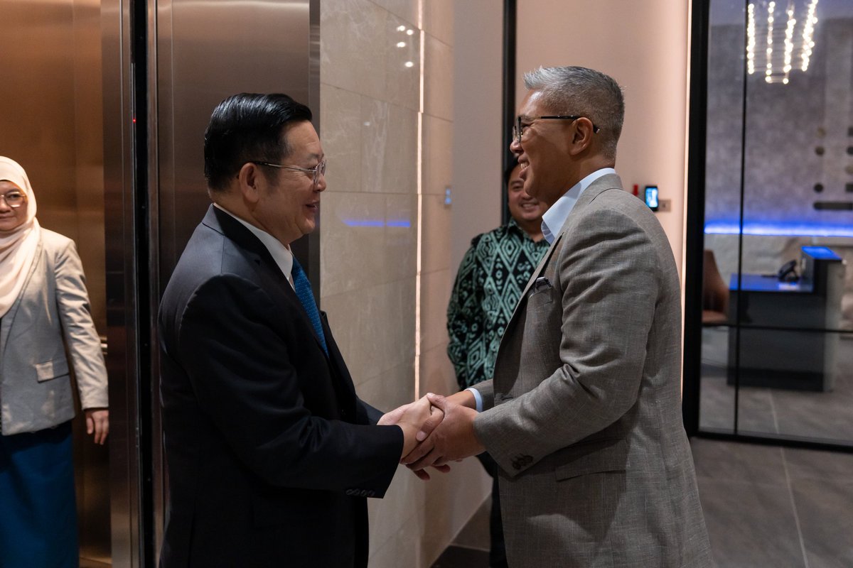 ASEAN's tweet photo. Secretary-General of ASEAN, Dr. Kao Kim Hourn, today met with H.E. Tengku Datuk Seri Utama Zafrul Aziz, Chairman of the Southeast Asian Futures Initiative Centre (SEAFIC), on the sidelines of the 39th Asia-Pacific Roundtable, in Kuala Lumpur, Malaysia. 

Both sides exchanged views on strengthening ASEAN’s economic resilience, enhancing regional competitiveness, attracting quality investments, and fostering collaboration on strategic foresight and emerging economic challenges in support of ASEAN Community Vision 2045.