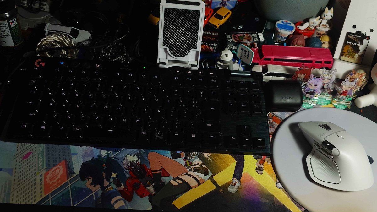 SO_03L's tweet photo. 数年前はキーボードがエレコムの有線薄型テンキーレスとマウスが缶コーヒーのオマケだったのに、気づいたらキーボードは定価3万のG913 TKLにマウスが定価2万のMX Master 4になってて何事？ https://t.co/Q5UvzL63tl