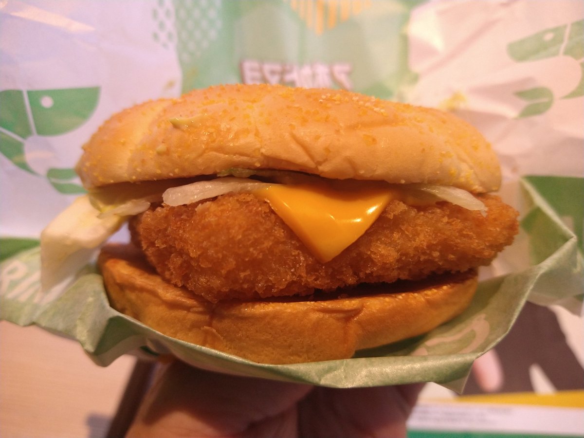 Sokusekisai's tweet photo. 今日の昼メシはマクドナルドのアボカドマヨチーズシュリンプ&amp;サイドサラダ¥940。
フジテレビ #夫婦別姓刑事 の佐藤二朗と橋本愛の問題は誰が悪かったのか現時点ではよくわからないが、人によってOKとNGの範囲は違うのだから、人と人が共同で作業する現場では様々な問題が発生するのは当然のことだ。 https://t.co/QAncmAK33X
