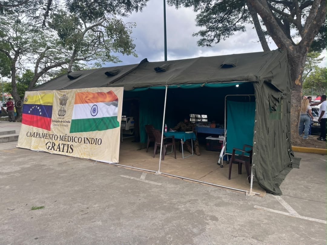 DDNewsGujarati's tweet photo. 🇮🇳🤝🇻🇪 #OperationAmistad

➡️ઓપરેશન અમિસ્ટાડ અંતર્ગત ભારતે વેનેઝુએલાના લોકો સુધી જીવનરક્ષક તબીબી સહાય પહોંચાડવાનું અભિયાન સતત ચાલુ રાખ્યું છે.

➡️દવાઓ, તબીબી સાધનો અને આરોગ્ય સેવાઓ દ્વારા ભારત જરૂરિયાતના સમયે માનવતાવાદી સહાય માટેની પોતાની અડગ પ્રતિબદ્ધતાને વધુ એકવાર સાબિત કરી રહ્યું છે.

#Venezuela #HumanitarianAid #India #MedicalRelief #DisasterRelief #MEAIndia