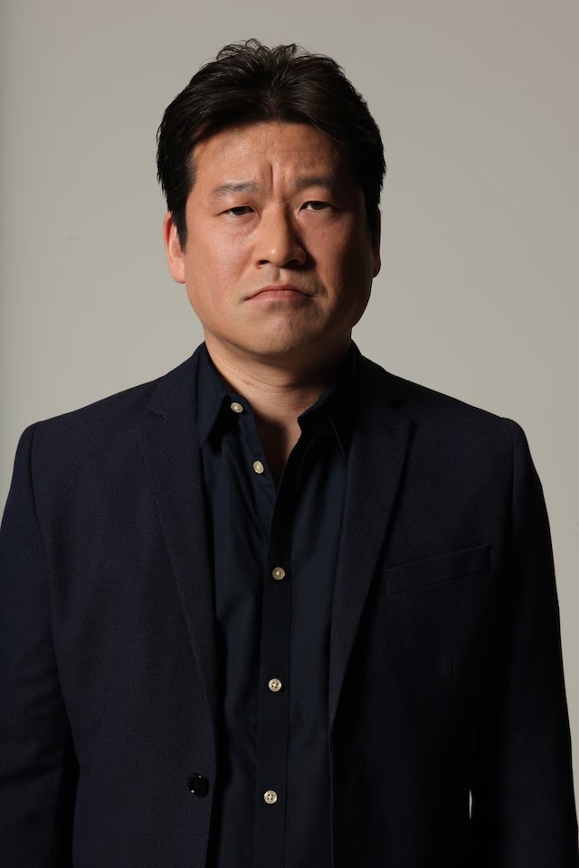 career_koumei's tweet photo. 佐藤二朗が酔った夜に息子に送ったメッセージがﾏｯｯｯｯｼﾞで刺さるから聞いてくれ。

この人、リクルートに入社して1日で逃げてる。
劇団の入団試験に落ちてる。
26歳で役者を完全に諦めて広告代理店に就職してる。

それでも諦めきれなくて27歳で自分の劇団を立ち上げた。

最初の公演の客は15人。
映画に出ても役は｢課長A｣
名前すらない役。

あの課長Aが、勇者ヨシヒコの仏になって、今や日本で知らない人がいない俳優になった。

そんな佐藤二朗が、酔った夜に息子に向けてこう書いてる。

佐藤二朗｢