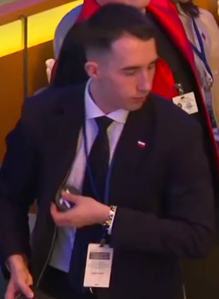 ElzbietaGa56513's tweet photo. Facet ma fajne zajęcie ...
Chodzi za batyrem z pelnymi kieszeniami snusów i podaje na skinięcie ...taki wspólczesny lokaj ...
Ciekawe na jakim stanowisku jest zatrudniony i ile wynosi jego pensja ... https://t.co/qnAgJapcdS