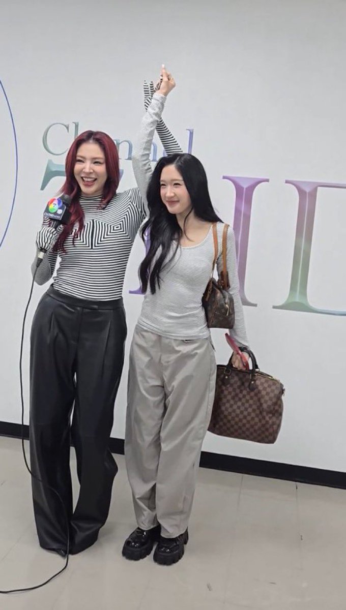 AliyahAfse's tweet photo. You even took Faye's bag, Tuam. I wonder who is waiting for her wife outside (in 🚘 ) 🥹🫠

FAYE X CH7HD ENTERTAINMENT
#เที่ยงบันเทิงทอล์กกับฝ้าย https://t.co/DUT4Kx1A6c