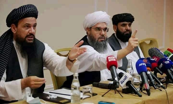 Noorullah51942's tweet photo. #تير_تاريخ 
داده هغې ورځې عکس دی کوم چې دوحه کې امریکا مزاکاراتي ټیم وویل چې موږ له افغانستانه نه وځو په بدل کې شیخ شهاب الدین صاحب ورته وویل چې وچ په زور دي باسم 
څه یو تاریخي عکس ده دا باید مو��ین کې کښې ښودل شي. https://t.co/khCvO74Amh