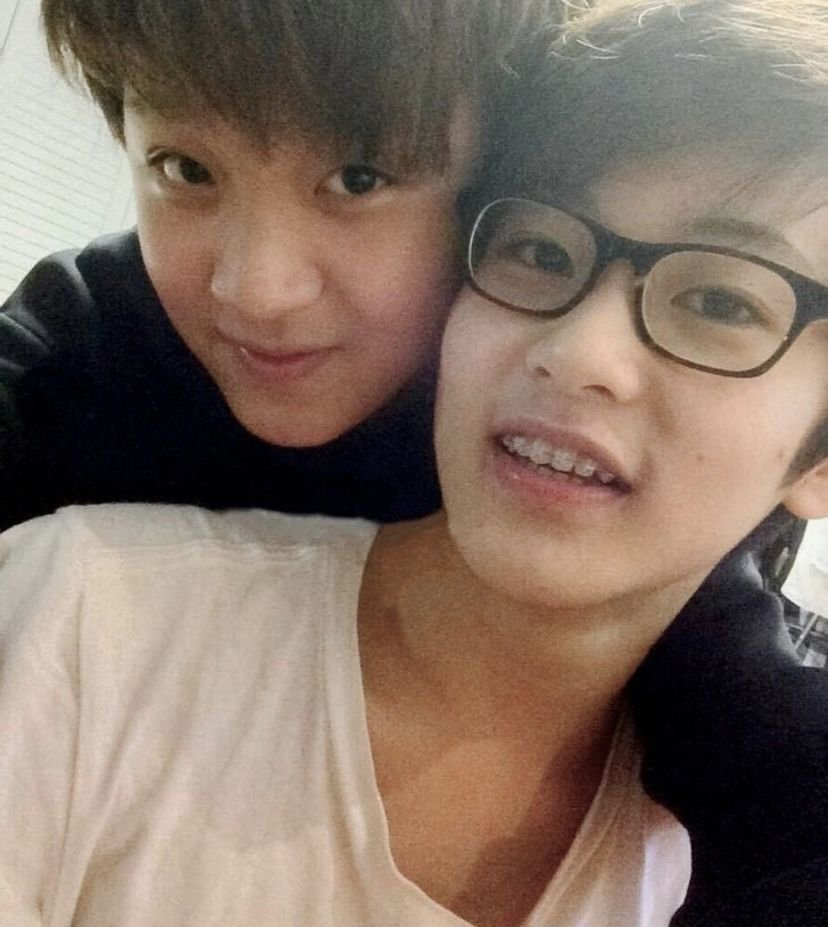 ifullsunyou's tweet photo. แว่นชีดงที่ไม่ได้วิ่งแลกมา มีแต่แว่นวิ่งเข้าหา เดินไปรอรับกลับบ้านตอนเลิกเรียนด้วยซ้ำ  ชีนำหน้า100ก้าวเสมอ https://t.co/qZvYy79er2