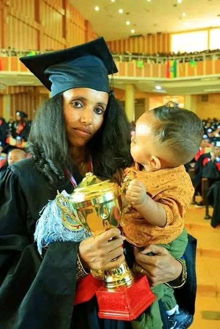 AbrarSuleiman's tweet photo. ልጅ እያሳደጉ 3.93 ነጥብ አምጥቶ ከዩኒበርሲቲ ከመመረቅ በላይ ምን ጀግንነት አለ? https://t.co/7riBqNtEBF