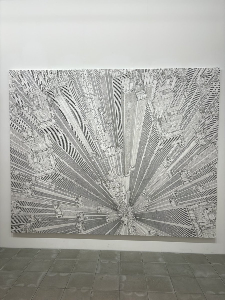 katydidstation's tweet photo. Je suis allé voir l’exposition de Daisuke Tajima, un artiste qui dessine une cité urbaine du style cyber punk. C’est un incroyable dessin au trait qui nous donne une sensation de flottement. https://t.co/3uBlidYYH4