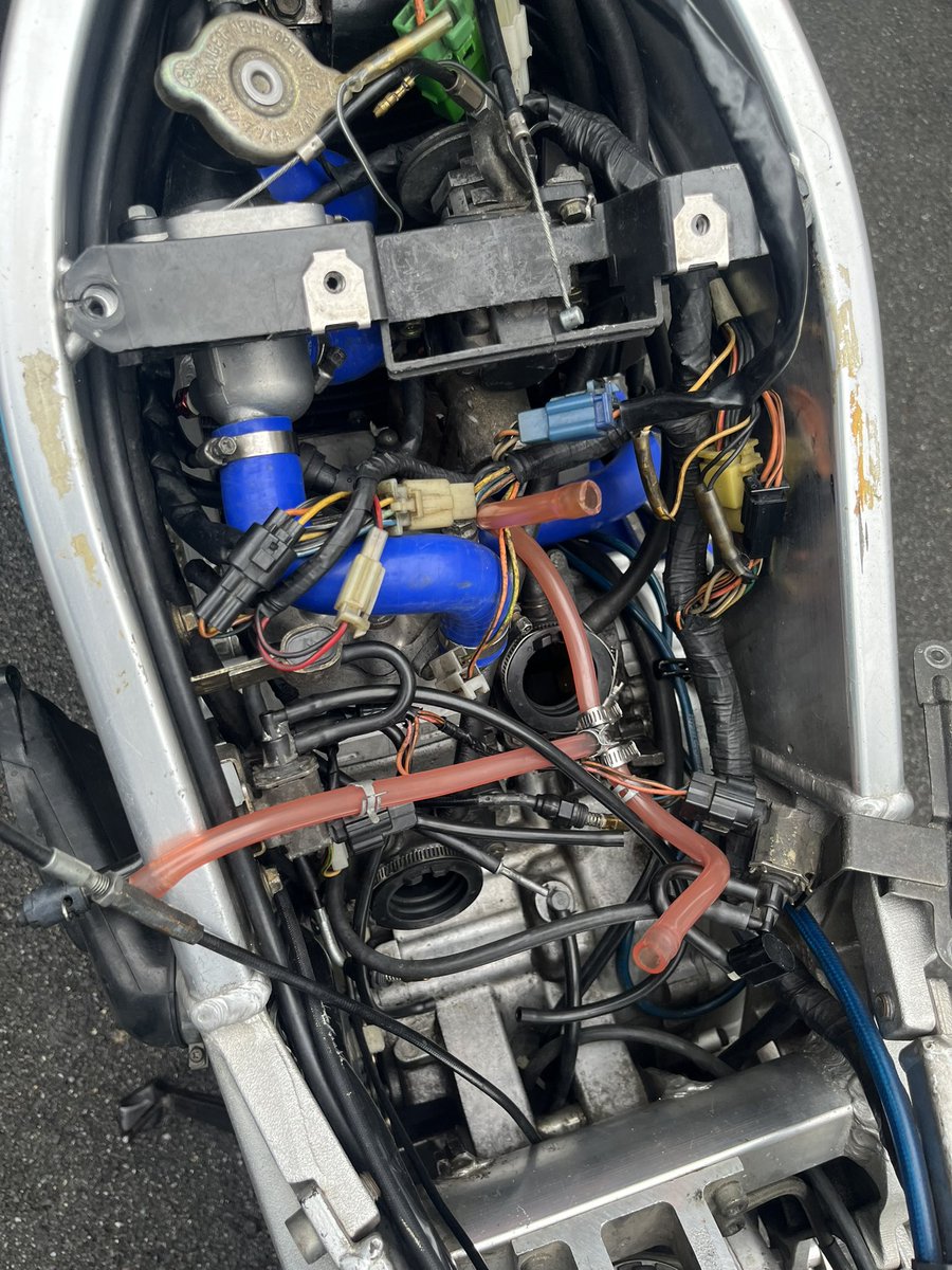 2stBack's tweet photo. #RGV250
#２スト
先週の日曜日雨降ってて朝一出来ず　上がってすぐガレージへ行き用事ある時間まで3〜４０分ダッシュでサーモ　スロットルセンサー　キャブ摘出　サーモのセンサーのネジピッチ合わず1.25買ってあったが合わず　あれ？1.00？昨日着いたが玉砕！まさかのP1／8やた　雨続く…やる時間が https://t.co/A9GYEzoqVe