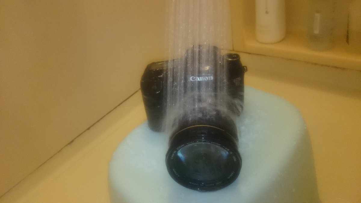 nishikaigan25's tweet photo. CanonEOS7Dは水没してもシャッター切れます！
防水カメラです！

ファインダー曇りも次第に取れてったので完全復活💪

あちなみに7Dと17-55は画像処理いかれてまともに写らなくなったやつとズーム壊れ��ISボタン断線してErr80だしてもう処分かジャンクで売るしかなくなったので普通じゃできないことを https://t.co/n7YQ9v4qJt