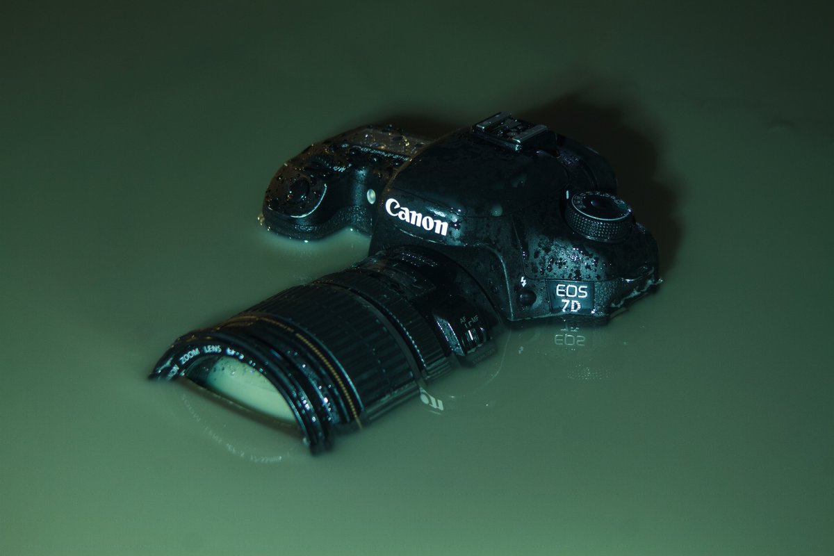 nishikaigan25's tweet photo. CanonEOS7Dは水没してもシャッター切れます！
防水カメラです！

ファインダー曇りも次第に取れてったので完全復活💪

あちなみに7Dと17-55は画像処理いかれてまともに写らなくなったやつとズーム壊れ��ISボタン断線してErr80だしてもう処分かジャンクで売るしかなくなったので普通じゃできないことを https://t.co/n7YQ9v4qJt