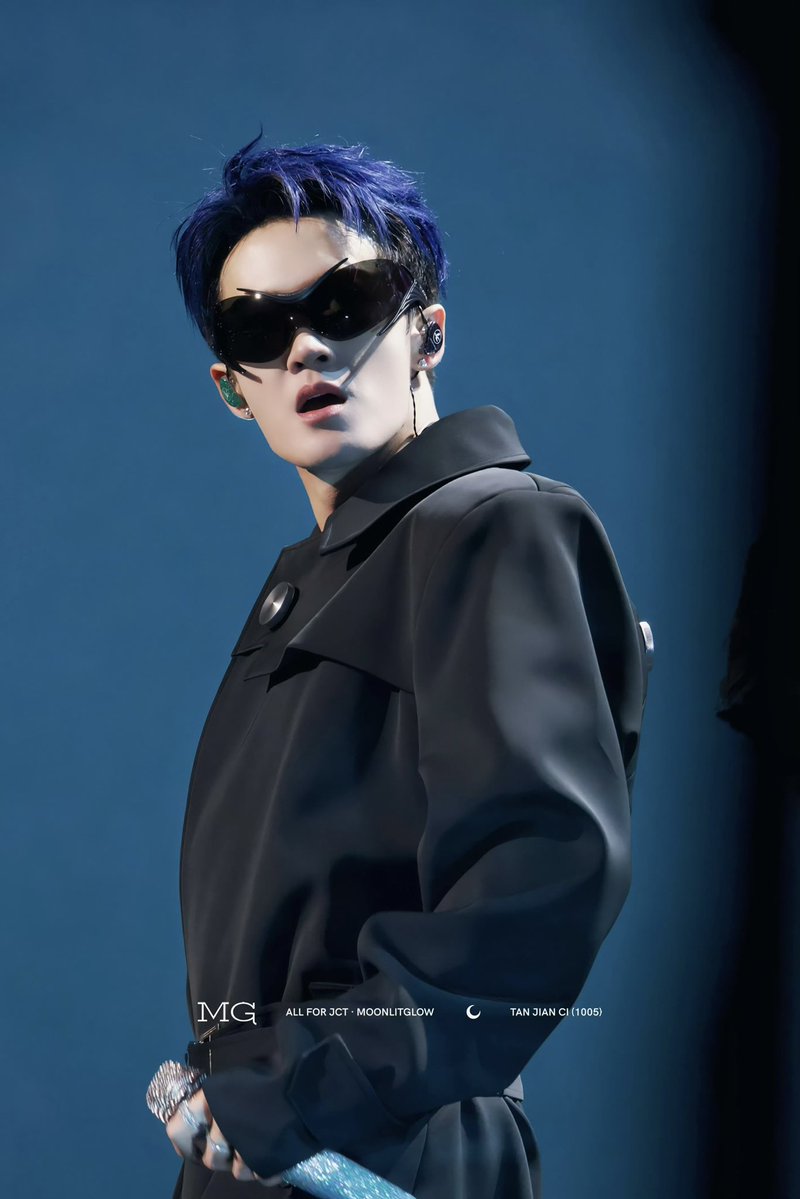 tanhouney's tweet photo. idol mode                            actor mode https://t.co/K14PCirnSk