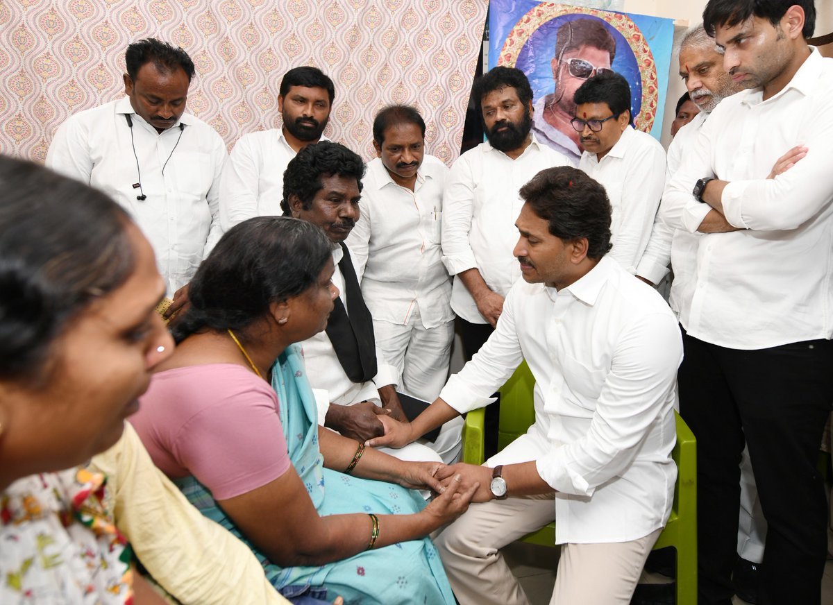 YSRCParty's tweet photo. నేనున్నా అధైర్యపడొద్దండి.. పేరుపోగు క్రాంతి కుమార్ కుటుంబానికి వైయస్ జగన్ గారు భరోసా

కృష్ణలంక మాజీ సీఐ నాగరాజు వేధింపులు తాళలేక విజయవాడలో ఇటీవల ఆత్మహత్యకు పాల్పడిన ఎమ్మార్పీఎస్ రాష్ట్ర అధ్యక్షులు పేరుపోగు వెంకటేశ్వరరావు గారి కుమారుడు, క్రాంతి కుమార్‌ గారు

ఈరోజు క్రాంతి కుమార్ ఇంటికెళ్లి.. అతని కుటుంబాన్ని పరామర్శించి న్యాయం జరిగే వరకూ వైయస్‌ఆర్‌సీపీ అండగా ఉంటుందని వైయస్ జగన్ గారు భరోసా

#YSJaganInVijayawada
#TDPAntiDalit
#SadistChandraBabu