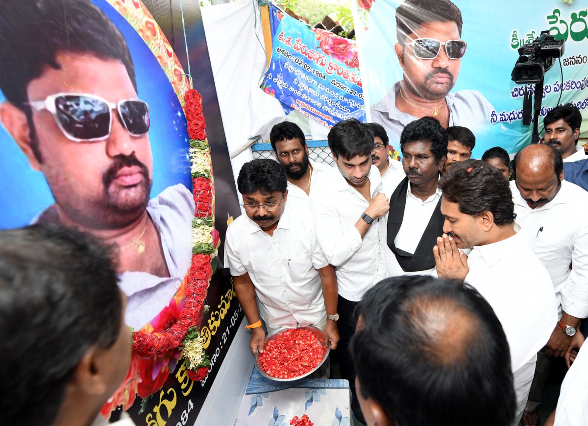 YSRCParty's tweet photo. నేనున్నా అధైర్యపడొద్దండి.. పేరుపోగు క్రాంతి కుమార్ కుటుంబానికి వైయస్ జగన్ గారు భరోసా

కృష్ణలంక మాజీ సీఐ నాగరాజు వేధింపులు తాళలేక విజయవాడలో ఇటీవల ఆత్మహత్యకు పాల్పడిన ఎమ్మార్పీఎస్ రాష్ట్ర అధ్యక్షులు పేరుపోగు వెంకటేశ్వరరావు గారి కుమారుడు, క్రాంతి కుమార్‌ గారు

ఈరోజు క్రాంతి కుమార్ ఇంటికెళ్లి.. అతని కుటుంబాన్ని పరామర్శించి న్యాయం జరిగే వరకూ వైయస్‌ఆర్‌సీపీ అండగా ఉంటుందని వైయస్ జగన్ గారు భరోసా

#YSJaganInVijayawada
#TDPAntiDalit
#SadistChandraBabu