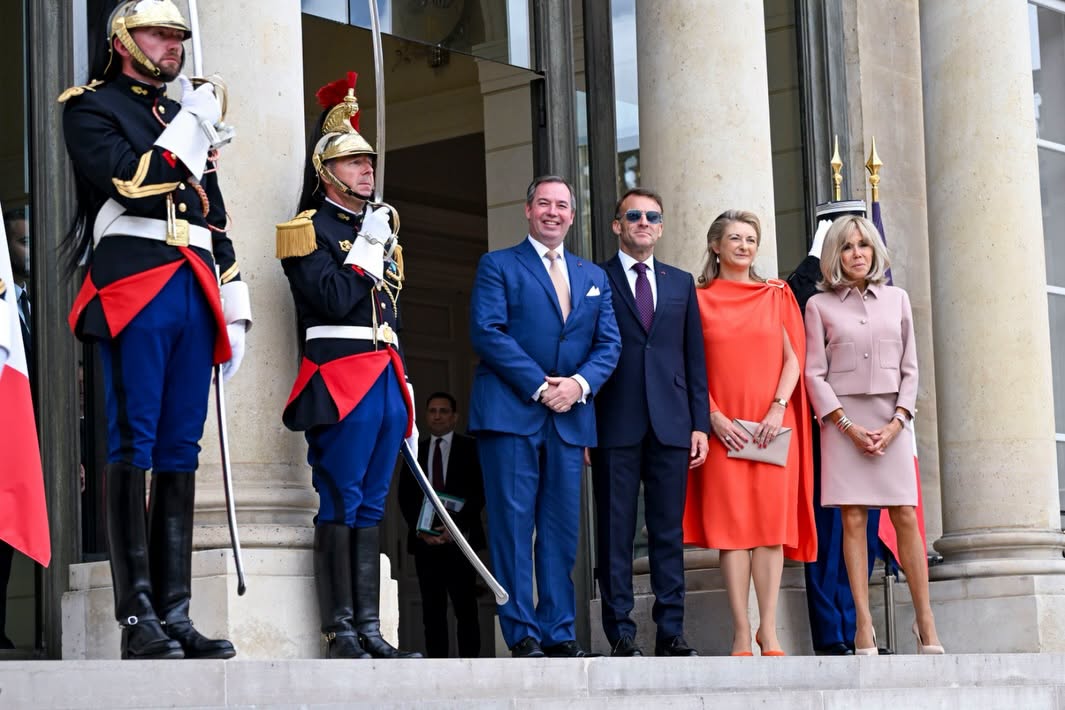 FRauLuxembourg's tweet photo. 🇫🇷🤝🇱🇺 LL.AA.RR. le Grand-Duc et la Grande-Duchesse de Luxembourg ont été reçus à Paris par le Président de la République française @EmmanuelMacron et par son épouse.
Nos deux pays travaillent à renforcer leur remarquable relation d'amitié. https://t.co/Sx70auEH3Z