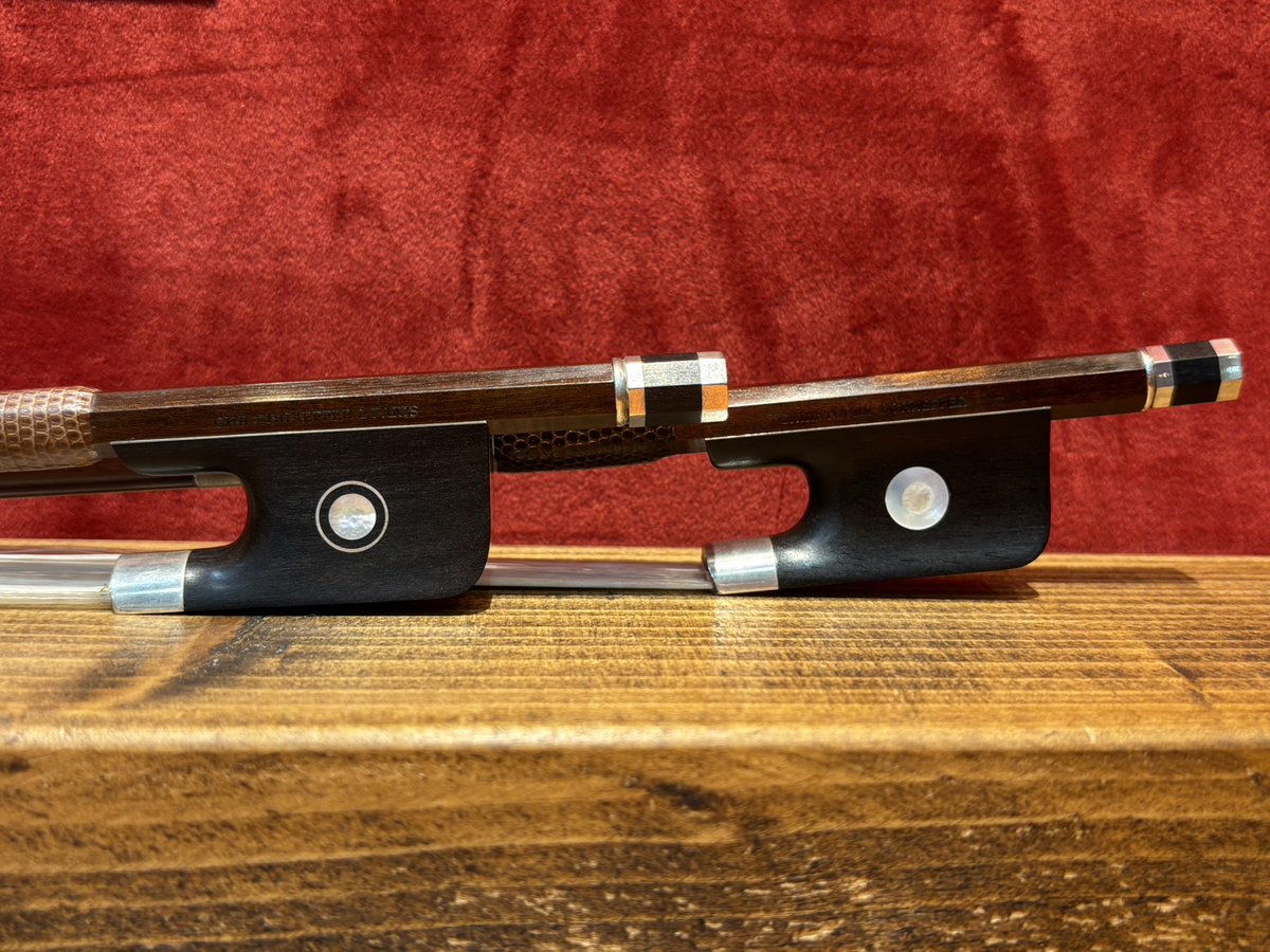 umedavn's tweet photo. 🎻スタッフおすすめ弓紹介🎻

世界的な弓製作家のChristophe Schaefferさんのチェロ弓がなんと2本展示がございます✨
入手困難な作品ですので、見比べられるのは大変レアです‼ヘッドやデザインがそれぞれ違いますね🤔

写真手前の弓
https://t.co/HekUYjdoTc

写真奥の弓
https://t.co/SXqQg6QTDC https://t.co/OB4Mfk0R1a