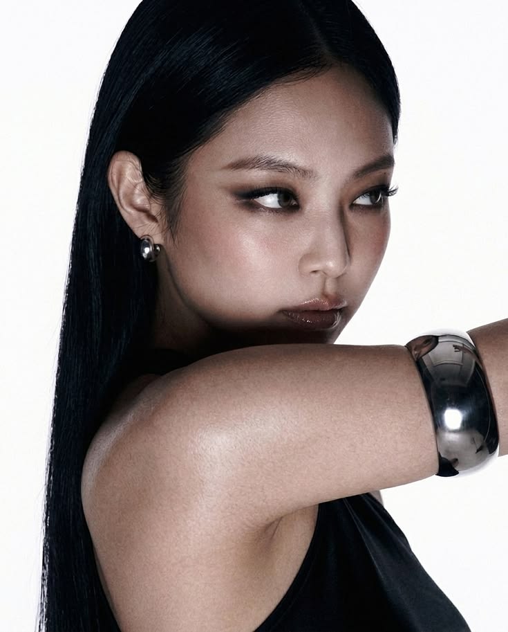 BLACKPINKSCRAVE's tweet photo. #JENNIE has officially become the longest-charting K-pop soloist on the Spotify Top Artists France chart, with 200 consecutive days and counting. https://t.co/pE1wFDrDTR