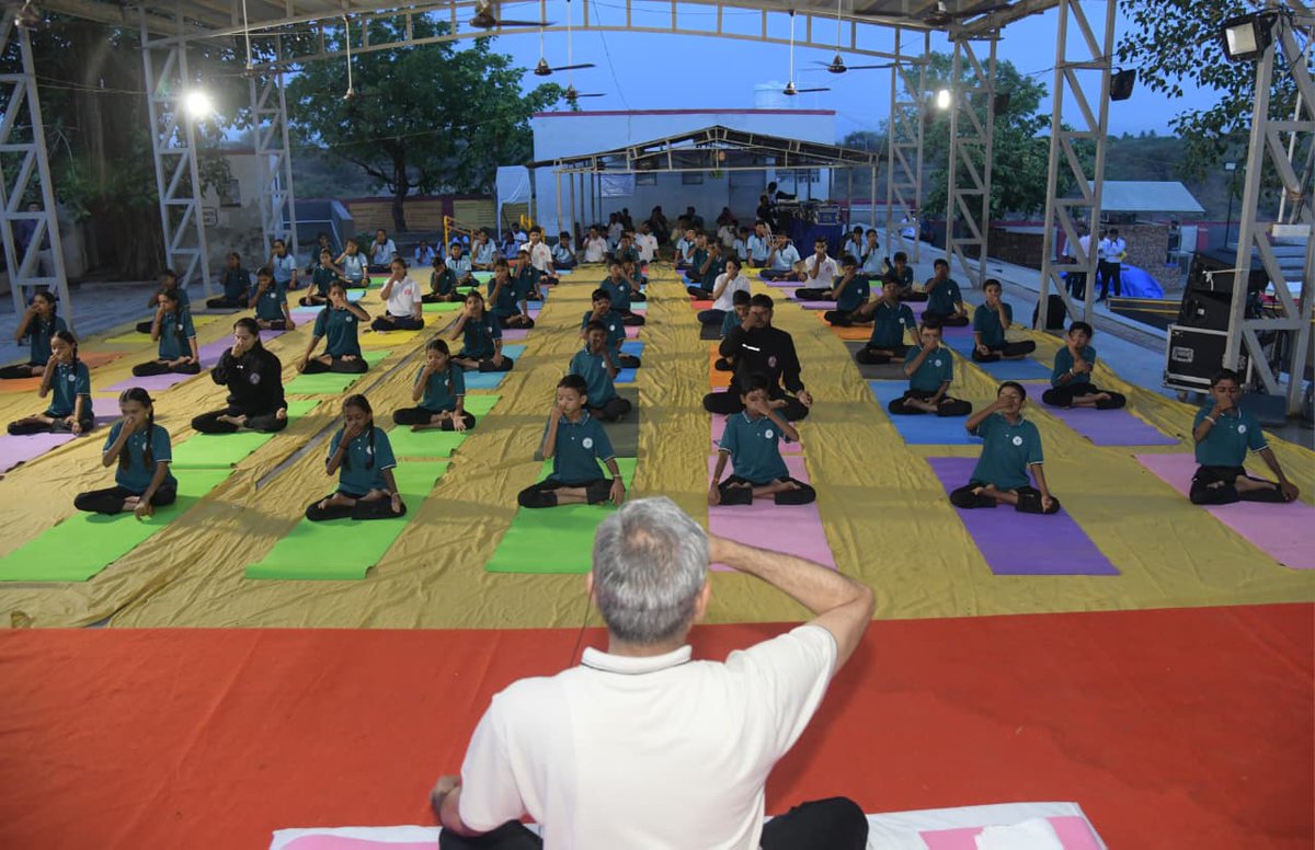 Info_Bhavnagar's tweet photo. સરતાનપર પ્રાથમિક શાળામાં રાજ્યપાલશ્રી આચાર્ય દેવવ્રતજીનો રાત્રિ વિશ્રામ: વહેલી સવારે વિદ્યાર્થીઓ અને ગ્રામજનો સાથે કર્યો યોગાભ્યાસ
....
યોગ અને પ્રાણાયામને જીવનનો અભિન્ન ભાગ બનાવવાનો રાજ્યપાલશ્રીનો અનુરોધ
.... https://t.co/kpOPJkUvgF