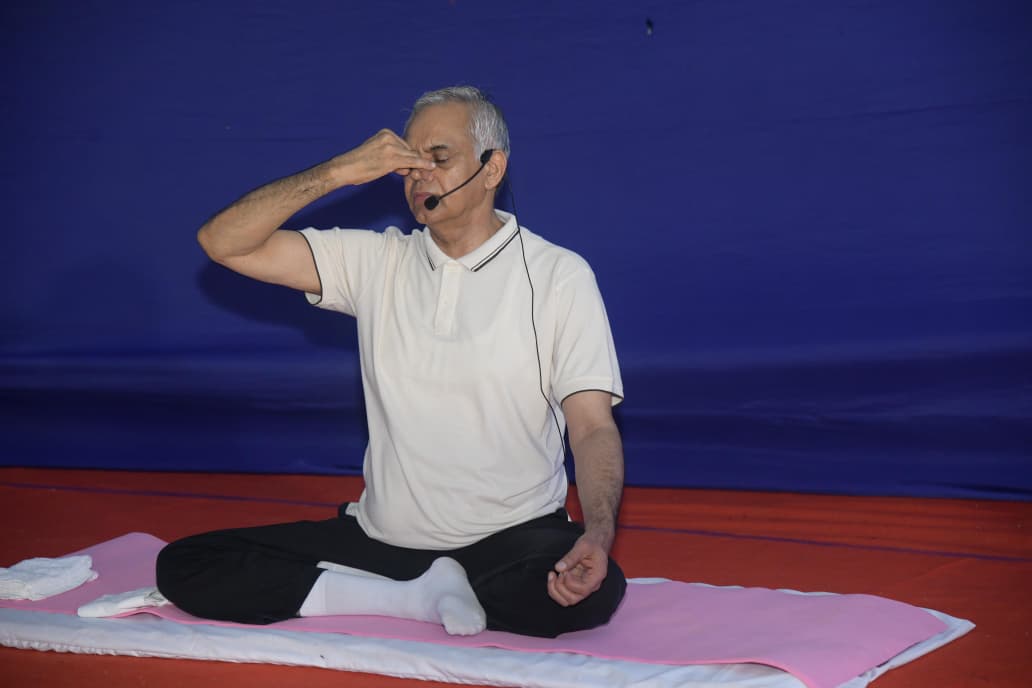 Info_Bhavnagar's tweet photo. સરતાનપર પ્રાથમિક શાળામાં રાજ્યપાલશ્રી આચાર્ય દેવવ્રતજીનો રાત્રિ વિશ્રામ: વહેલી સવારે વિદ્યાર્થીઓ અને ગ્રામજનો સાથે કર્યો યોગાભ્યાસ
....
યોગ અને પ્રાણાયામને જીવનનો અભિન્ન ભાગ બનાવવાનો રાજ્યપાલશ્રીનો અનુરોધ
.... https://t.co/kpOPJkUvgF