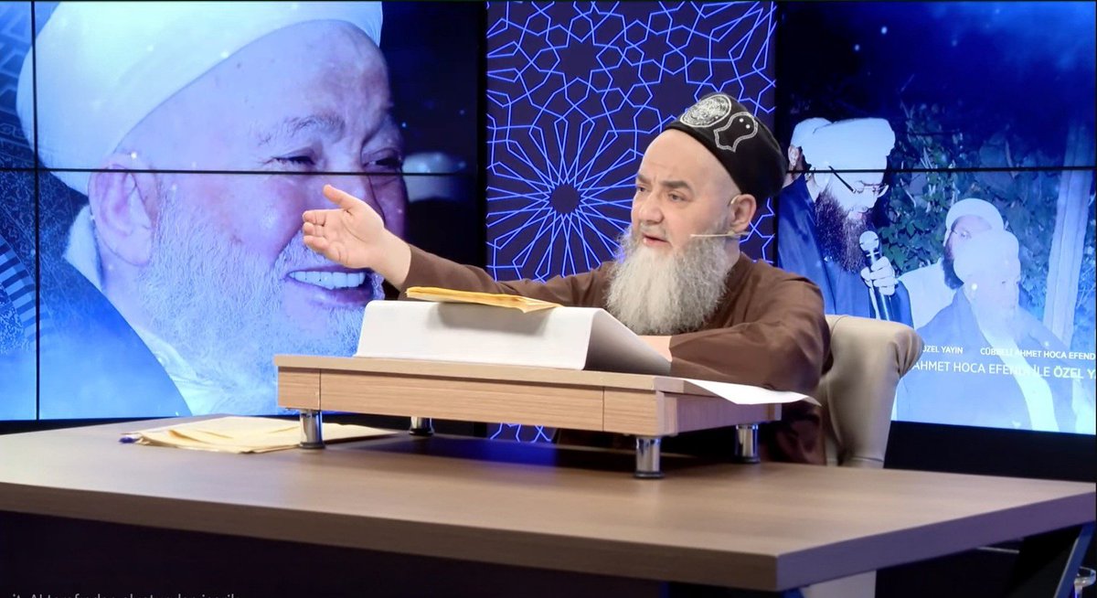 AhmedVedat1's tweet photo. Dün gece Cübbeli Ahmet Hoca, tam sekiz saat boyunca o kibirli iddiaları tek tek, santim santim çürüttü. 

Sizin ömrünüzde adını bile telaffuz edemeyeceğiniz, varlığından dahi haberinizin olmadığı devasa ulema kitaplarını, orijinal Arapça ibareleriyle, satır satır yüzünüze çarptı. 

Adam kütüphaneleri canlı yayına yığıp ehl-i sünnet akidesini belgeleriyle haykırırken, siz hangi akılla, hangi çapla 'Bu ilmi reddiye değil, boş konuşmuş' diyebiliyorsunuz?

​Sizin bu muazzam savunmayı 'cevap' olarak görmeye ne akli seviyeniz yeter ne de ilmi kalibreniz! İlimden yoksun, amelden mahrum, tek sermayesi fitne üretmek olan cühelalar; kabul etseniz de etmeseniz de o sekiz saatlik ilmi derya, iddialarınızı yerle yeksan etmiştir. 

Cübbeli Hoca’nın önünüze serdiği o ana kaynakların ağırlığı altında ezildiniz; şimdi çaresizlikten çamur atıyorsunuz. 

Reddettiğiniz şey Cübbeli Ahmet Hoca değil; kapağını bile açamadığınız o kütüphaneler dolusu İslam ulemasıdır!

Kısacası; kapasitenizin yetmediği o devasa kaynaklar iddialarınızı yerle yeksan etmiştir. Sizin o cüce aklınız kabul etse ne yazar, etmese ne yazar?