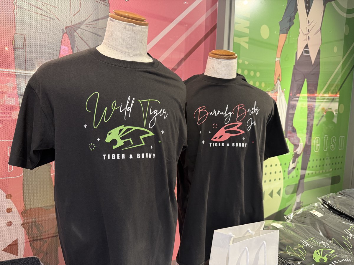 shibuya_t_comic's tweet photo. ⎯⎯⎯⎯⎯⎯⎯⎯⎯⎯⎯⎯⎯⎯⎯⎯⎯⎯ ⟡.·
『TIGER ＆ BUNNY』POP UP SHOP
大好評開催中‼️
⟡.· ⎯⎯⎯⎯⎯⎯⎯⎯⎯⎯⎯⎯⎯⎯⎯⎯⎯⎯

鏑木・T・虎徹とバーナビー・ブルックスJr. の普段の日常にフォーカスした描きおろし2種をグッズ化‼️

また対象グッズお買い上げ毎に下記ノベルティを配布🎁
・対象商品を1,100円(税込)以上購入毎にミニブロマイド(全4種)をランダムで1枚配布
・対象商品を5,500円(税込)以上購入で、オリジナルショッパーを1枚配布

皆様のご来店お待ちしております✨

📍開催場所：SHIBUYA TSUTAYA 6階IP書店
🗓開催期間：7/1(水)〜7/31（金）

詳細はこちら⬇️
https://t.co/7uhVjkgm4Z

#tigerbunny #タイバニ 
#IP書店 #シブツタ