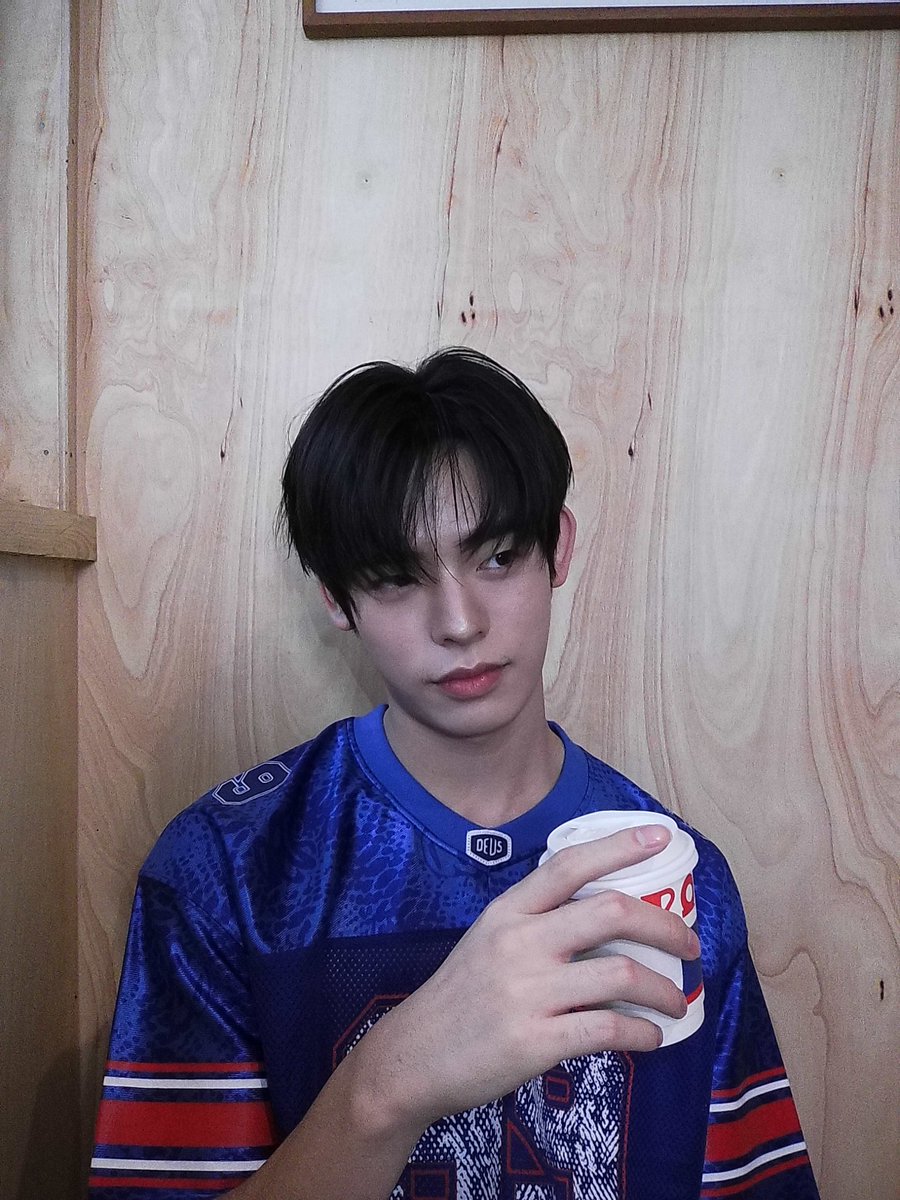 superchade's tweet photo. ออกกองเช้าตรู่ เห็นเด็กๆ คอพับ ผลัดกันใช้หมอนรอง ตาหลับ นั่งแต่งหน้าทำผม เลยให้น้องผู้ช่วยไปหยิบ หมอน bape ที่เพิ่งฝากเพื่อนซื้อจากเกาหลีมาให้น้องใช้ สีเข้ากันมากจนต้องหยิบกล้องขึ้นมาถ่ายระหว่างช่างภาพจัดแสง 

May 6th, 2026 with Por
#MintHangout https://t.co/74jgE4ySpW