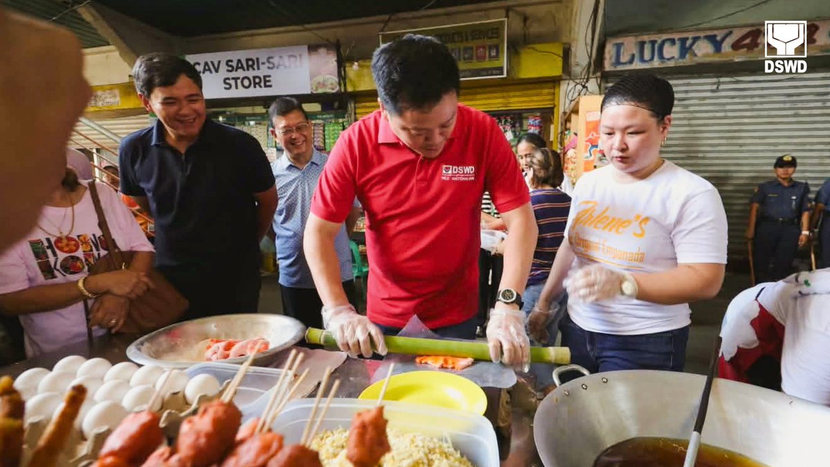 dswdserves's tweet photo. Ilocos Empanada, Ano, Tara? 🤩🥟

Mula sa isang maliit na puhunan, unti-unting lumago ang negosyo ni Aldrich Anthony Rivera, isang benepisyaryo ng DSWD Sustainable Livelihood Program (SLP) mula sa Batac, Ilocos Norte. Para kumustahin ang kwento ng kaniyang pagbangon at pag-unlad ng negosyo, nagtungo si DSWD Secretary @rex_gatchalian sa kaniyang food stall sa Batac Public Market, Brgy. Naguirangan ngayong Huwebes (Hulyo 2).

Sa tulong ng Php15,000 livelihood assistance na ipinagkaloob ng SLP noong 2023, napalawak ni Aldrich ang kanyang Arlene Empanada business mula sa isang puwesto sa Batac Public Market hanggang sa pagbubukas ng isa pang stall sa Currimao Boulevard, na nagbibigay na rin ng trabaho sa dalawa niyang empleyado. 

Patunay ito na sa pamamagitan ng SLP, mas maraming Pilipino ang nabibigyan ng pagkakataong makabangon, magkaroon ng matatag na kabuhayan at magpatuloy sa buhay, kaakibat ng layunin ng administrasyon ni Pangulong Ferdinand R. Marcos Jr. na palakasin ang kabuhayan ng bawat pamilyang Pilipino at ekonomiya ng mga lokal na komunidad.

Kasama rin sa isinagawang pagbisita sina Batac City Mayor Mark Christian Chua, Batac City Vice Mayor Albert Chua, Senior Board Member Rafael Chua Medina, DSWD Spokesperson Irene Dumlao at DSWD Field Office (FO) 1 - Regional Director Marie Angela Gopalan. (LFR)

Photos: BGC

#BawatBuhayMahalagaSaDSWD ❤️
#SustainableLivelihoodProgram