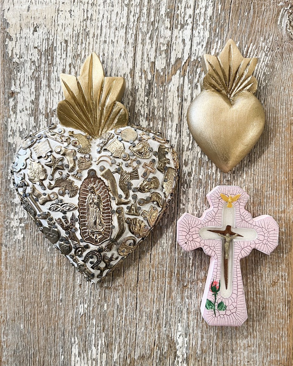 sachi1103's tweet photo. ✞

2026 MEXICO入荷 
【 レジンクロス 】

クラック表現と押し花のような模様

ウッドクロスベースで
センターに繊細なブラウンの十字

ゴールドのキリストさま
レジンコーティングで仕上げています

メキシコシティ・La Villaの
大好きなお店でセレクトしてもらったもの

https://t.co/8UwBh3whDP https://t.co/D7fS222deN