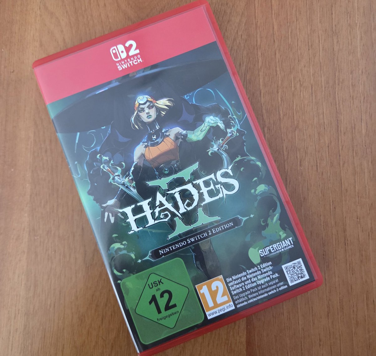 DehaUnlu86's tweet photo. Diğer örnek Hades 2, hani indie bir oyunu da fiziksel almaya ne gerek var diyor insan ama içinden oyunun OST'nin kodu ve mini bir artbook çıkıyor, oyun da tamamen kartuşun içinde. https://t.co/jAe8IYP6o9